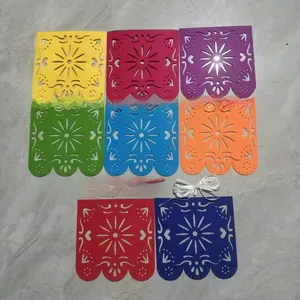 Primer plano de ocho coloridos banderines de fieltro troquelados para fiesta mexicana