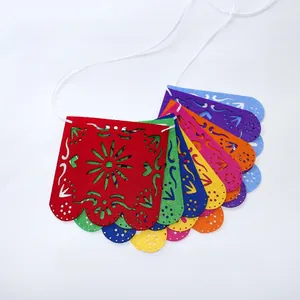 Detalle de coloridas banderolas mexicanas de fieltro calado para el Día de los Muertos.