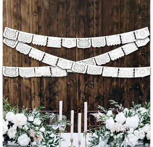 Weiße mexikanische Papel Picado Banner mit floralen Ausschnitten für Hochzeitsdeko