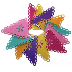 Detalle de banderines mexicanos de fieltro multicolor con diseños calados