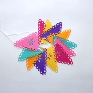 Primer plano de triángulos de fieltro calados de colores para banderines mexicanos