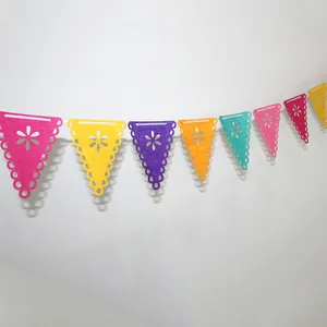 Vue détaillée de drapeaux de bannières en feutre mexicains avec motifs de fleurs ajourées