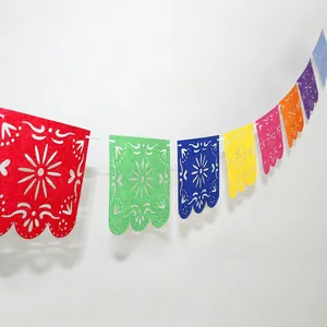 Primer plano de banderines mexicanos de fieltro calado para el Día de los Muertos