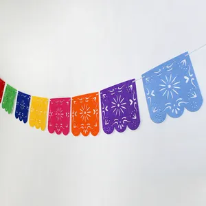 Gros plan de bannières mexicaines en feutre colorées avec des motifs ajourés complexes
