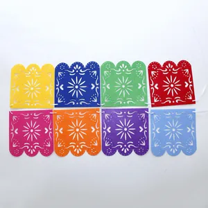 Bannière mexicaine en feutre coloré papel picado aux motifs floraux