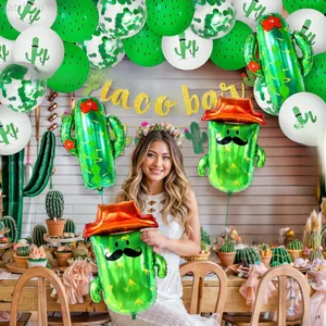 Vue détaillée de ballons cactus et d'une bannière festive pour une fête mexicaine.