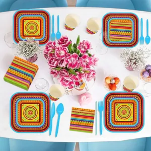 Set di stoviglie per feste messicane con vivaci motivi geometrici colorati sulla carta