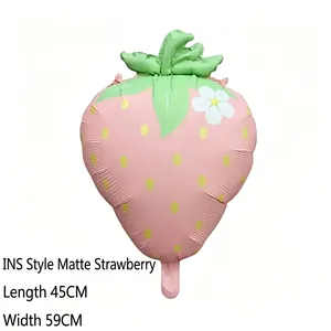 Detailansicht eines dekorativen rosa Erdbeer-Folienballons in Matt-Optik, 45x59cm groß