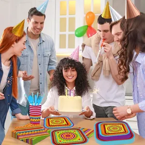 Amici che usano piatti e tovaglioli colorati a tema messicano durante una festa di compleanno