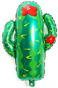 Dettaglio ravvicinato di un palloncino in alluminio a forma di cactus verde con fiori