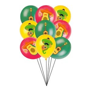 Mexikanische Fiesta-Partyballons mit Avocado- und Chili-Motiven auf weißem Hintergrund