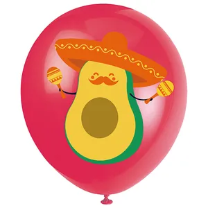 Detailansicht eines roten mexikanischen Fiesta-Partyballons mit Cartoon-Avocado-Aufdruck