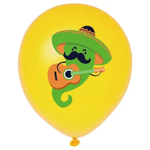Gelber mexikanischer Fiesta Partyballon mit einer süßen Paprika die Gitarre spielt
