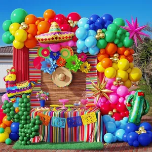 Decorazione arco di palloncini per festa messicana con cactus e pinata