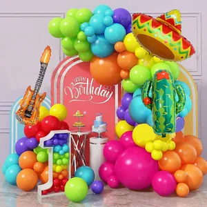 Vivace arco di palloncini per festa messicana con cactus e chitarra per compleanni.
