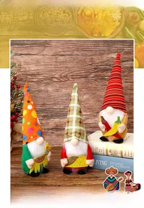 Vue détaillée de trois gnomes mexicains sans visage tenant des accessoires de piment et de taco