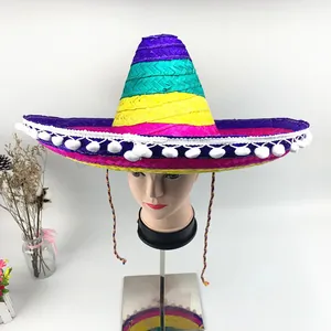 Primo piano dettagliato di un vivace sombrero messicano con decorazione di pompon bianchi