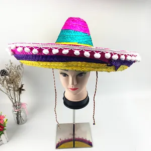 Dettaglio del sombrero messicano colorato con pompon bianchi e trama intrecciata