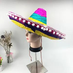 Dettaglio di un cappello messicano colorato in paglia con pompon bianchi