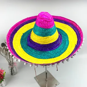 Dettaglio di un sombrero messicano colorato con anelli intrecciati e pompon bianchi