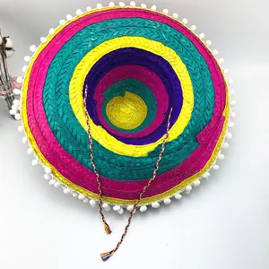 Vista dettagliata ravvicinata di un cappello sombrero messicano intrecciato con pom pon