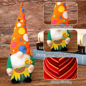 Mexikanische Karnevalszwerg-Figur mit buntem Hut und Piñata für festliche Dekoration.