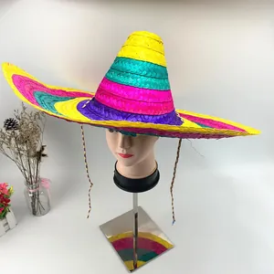 Vista dettagliata di un sombrero messicano intrecciato colorato su supporto