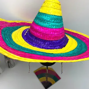 Vista dettagliata del vivace cappello sombrero messicano intrecciato multicolore