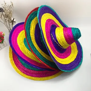 Cappelli di paglia messicani vivaci impilati che mostrano trame colorate intrecciate