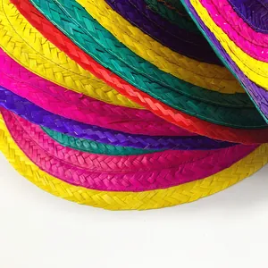Primo piano di cappelli di paglia messicani colorati con vivaci motivi intrecciati.