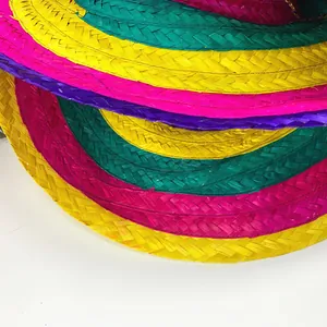 Macro di un cappello di paglia messicano colorato con vivaci fasce rosa, gialle e verdi