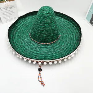 Vista detallada de un festivo sombrero mexicano de paja verde con adornos de pompones