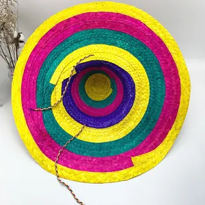 Dettaglio di un sombrero messicano di paglia colorato con vivaci cerchi concentrici