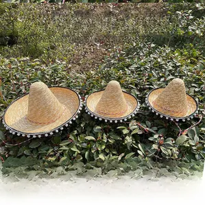 Gedetailleerd overzicht van drie verschillende maten Mexicaanse strohoeden met witte pompons