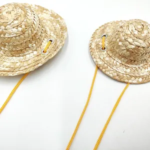 Detailansicht der Mini Mexiko Naturstrohhüte für Haustiere mit gelber Befestigung