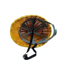 Dettaglio interno di un mini cappello di paglia per animali con sottogola regolabile