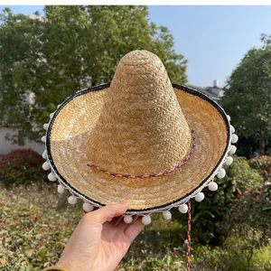 Mexicaanse strohoed sombrero met witte pompons voor feestelijke party en carnaval