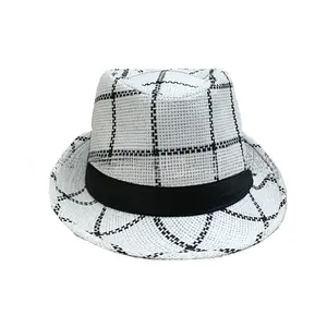 Dettaglio del cappello da sole bianco intrecciato con griglia nera e nastro decorativo