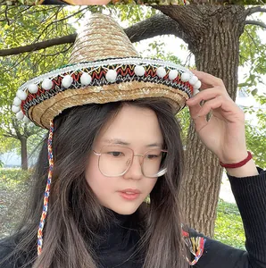 Gedetailleerd overzicht van een Mexicaanse strohoed met pompons gedragen door een model