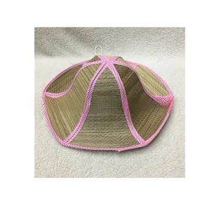 Dettaglio di un cappello di paglia messicano per animali domestici con bordo rosa