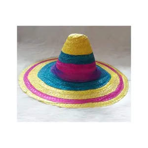 Inquadratura dettagliata di un vivace sombrero messicano in paglia a strisce.