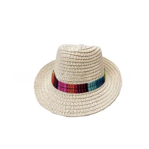 Dettaglio di cappello di paglia stile cowboy con fascia decorativa a righe colorate