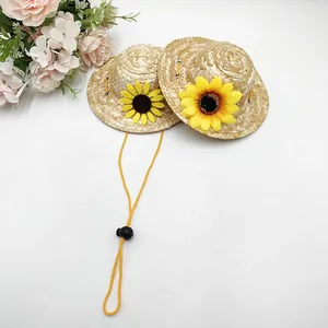 Makroansicht von zwei Mini-Strohhüten mit gelber Sonnenblumen-Deko für Haustiere