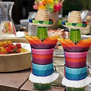 Dettaglio di mini sombrero messicani e poncho a righe colorate per le bottiglie