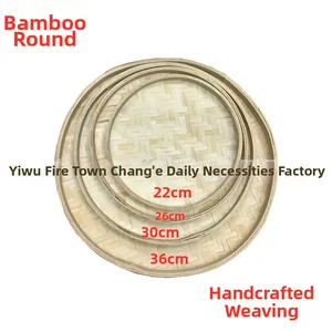 Dettaglio dei vassoi rotondi in bambù intrecciato con trama naturale e diverse dimensioni