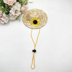 Miniatur-Strohhut für Haustiere mit einer leuchtend gelben Sonnenblume als Zubehör