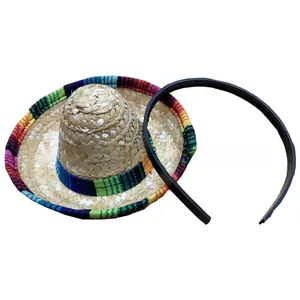 Dettaglio di un mini cappello messicano di paglia con cerchietto in plastica nero