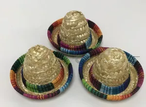 Tre mini cappelli di paglia messicani con bordo a strisce colorate per decorare bottiglie.