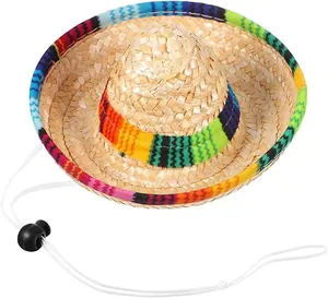 Dettaglio mini cappello sombrero messicano in paglia con bordo a strisce colorate