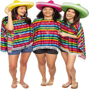 Trois modèles portant des chapeaux de paille mexicains et des ponchos rayés colorés